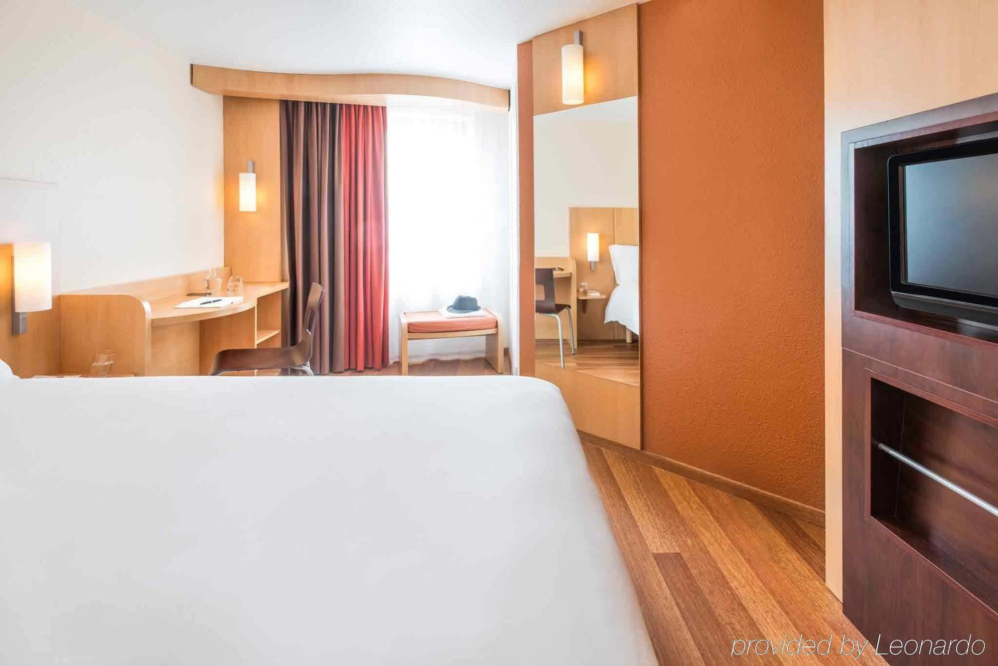 Отель Ibis Nantes Centre Tour Bretagne Экстерьер фото