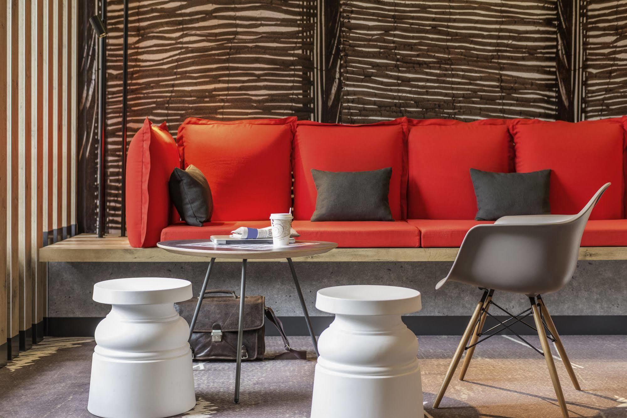 Отель Ibis Nantes Centre Tour Bretagne Экстерьер фото